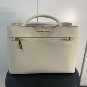 NWOT Michael Kors handbag.